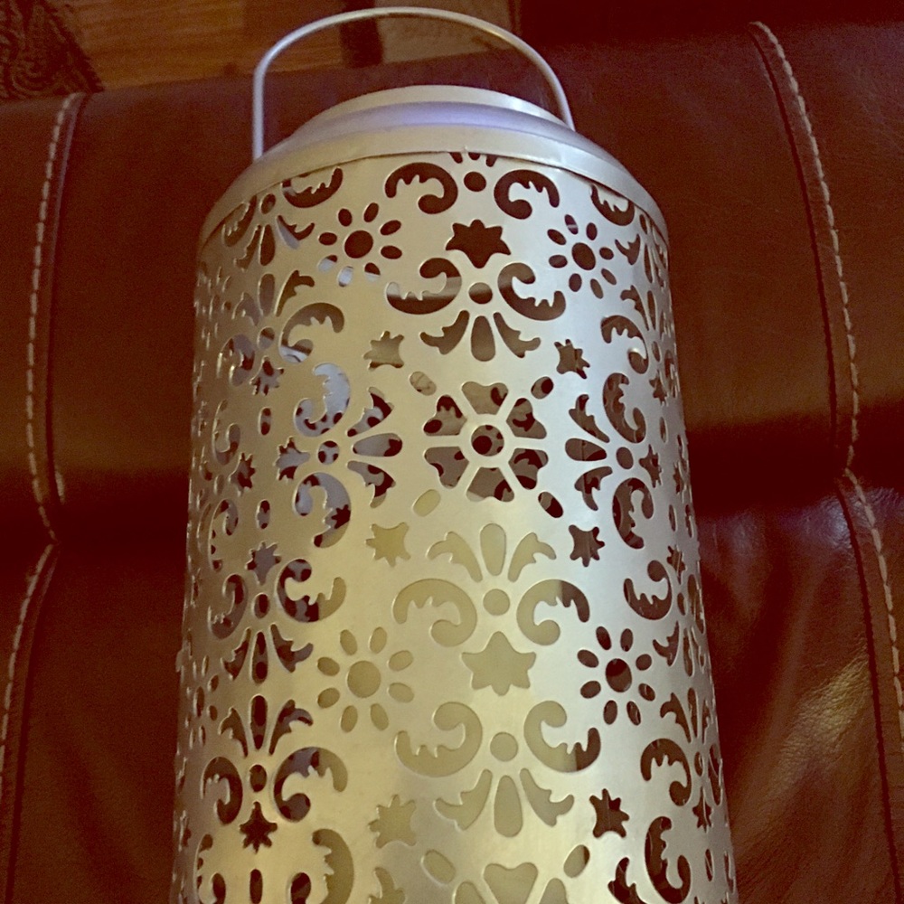 Flameless candle lantern